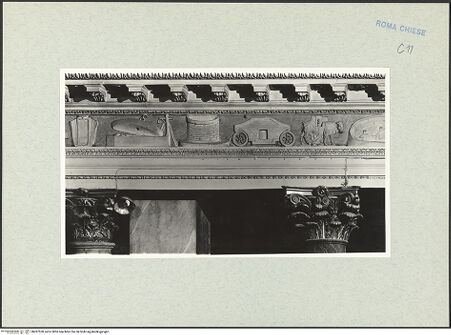 Vorderseite von Vasari [https://www.deutsche-digitale-bibliothek.de/content/lizenzen/rv-ez/] Fries mit liturgischem Gerät, Marterwerkzeugen und religiös-symbolischen Objekten aus dem Alten und Neuen Testament - Linke Seite, Detail (v.l.n.r.): Priestergewand, Person in einem Sarkophag, Brunnen, Wagen, Goldenes Kalb (?), bh287520_recto. Foto.