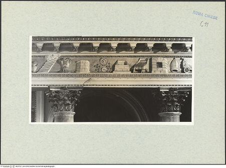 Vorderseite von Vasari [https://www.deutsche-digitale-bibliothek.de/content/lizenzen/rv-ez/] Fries mit liturgischem Gerät, Marterwerkzeugen und religiös-symbolischen Objekten aus dem Alten und Neuen Testament - Rechte Seite, Detail (v.r.n.l.): Wagen, Kopfbedeckung eines Priesters, Kerker, Thron, leeres Grab Christi, Sonne, Mond und Sterne, Turm oder Brunnen, Rüstung, Himmelsleiter, bh287521_recto. Foto.