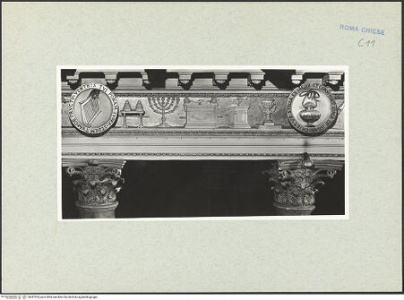 Vorderseite von Vasari [https://www.deutsche-digitale-bibliothek.de/content/lizenzen/rv-ez/] Fries mit liturgischem Gerät, Marterwerkzeugen und religiös-symbolischen Objekten aus dem Alten und Neuen Testament - Rechte Seite, Detail (v.r.n.l.): Medaillon mit Weihrauchgefäß, Kohlenbecken, christlicher Altar, Bundeslade, Menora, Altar, Medaillon mit der Harfe Davids, bh287523_recto. Foto.