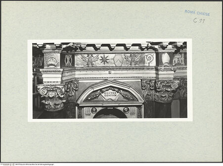 Vorderseite von Vasari [https://www.deutsche-digitale-bibliothek.de/content/lizenzen/rv-ez/] Fries mit liturgischem Gerät, Marterwerkzeugen und religiös-symbolischen Objekten aus dem Alten und Neuen Testament - Eingangsseite rechts des Portals, Gebälk mit heraldischen Motiven, bh287524_recto. Foto.