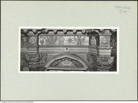 Vorderseite von Vasari [https://www.deutsche-digitale-bibliothek.de/content/lizenzen/rv-ez/] Fries mit liturgischem Gerät, Marterwerkzeugen und religiös-symbolischen Objekten aus dem Alten und Neuen Testament - Eingangsseite links des Portals, Gebälk mit heraldischen Motiven, bh287525_recto. Foto.