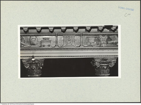 Vorderseite von Vasari [https://www.deutsche-digitale-bibliothek.de/content/lizenzen/rv-ez/] Fries mit liturgischem Gerät, Marterwerkzeugen und religiös-symbolischen Objekten aus dem Alten und Neuen Testament - Rechte Seite, Detail (v.r.n.l.): Rüstung, Schale, Säulen mit dem Allerheiligsten im Tempel von Jerusalem, Wagen, Kopfbedeckung eines jüdischen Priesters (?), bh287526_recto. Foto.