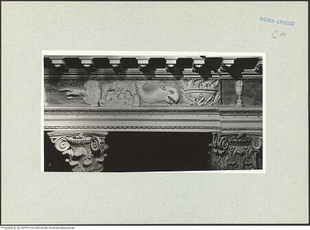 Vorderseite von Vasari [https://www.deutsche-digitale-bibliothek.de/content/lizenzen/rv-ez/] Fries mit liturgischem Gerät, Marterwerkzeugen und religiös-symbolischen Objekten aus dem Alten und Neuen Testament - Rechte Seite, Detail (v.r.n.l.): Kelch mit Hostie, Delphin, Daniel in der Löwengrube, Hand mit Menetekel,, bh287527_recto. Foto.