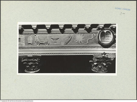 Vorderseite von Vasari [https://www.deutsche-digitale-bibliothek.de/content/lizenzen/rv-ez/] Fries mit liturgischem Gerät, Marterwerkzeugen und religiös-symbolischen Objekten aus dem Alten und Neuen Testament - Rechte Seite, Detail (v.r.n.l.): Medaillon mit den Gesetzestafeln, Schlange, Jesuskind in der Krippe, Schale, Wagen, Kopfbedeckung eines Priesters, Kerker, Thron, leeres Grab Christi, Sonne, Mond und Sterne, Turm oder Brunnen, Rüstung, bh287528_recto. Foto.