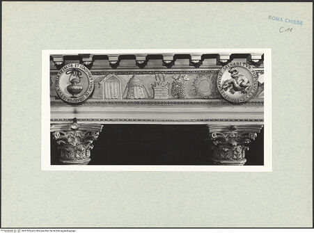 Vorderseite von Vasari [https://www.deutsche-digitale-bibliothek.de/content/lizenzen/rv-ez/] Fries mit liturgischem Gerät, Marterwerkzeugen und religiös-symbolischen Objekten aus dem Alten und Neuen Testament - Rechte Seite, Detail (v.r.n.l.): Medaillon mit einem Drachen, Sonne, Weinrebe, römischer Altar, Zelt, Stiftshütte, Medaillon mit Weihrauchgefäß, bh287529_recto. Foto.