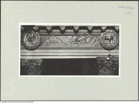 Vorderseite von Vasari [https://www.deutsche-digitale-bibliothek.de/content/lizenzen/rv-ez/] Fries mit liturgischem Gerät, Marterwerkzeugen und religiös-symbolischen Objekten aus dem Alten und Neuen Testament - Linke Seite, Detail (v.l.n.r.): Medaillon mit dem Adler des Johannes, Häuser und Hügel (Einsiedelei?), Gabelkreuz, Schiff, Medaillon mit dem Stier des Lukas, bh287530_recto. Foto.