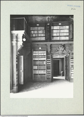 Vorderseite von ICCD [https://www.deutsche-digitale-bibliothek.de/content/lizenzen/rv-ez/] Sant'Agnese in AgoneCollegio Innocenziano - Obergeschoss, Bibliothek, Teilansicht: Schmalwand mit Regalen und Wappen, bh289165_recto. Foto.