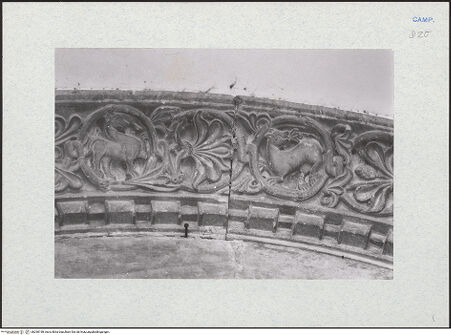 Vorderseite von Glass, Dorothy [https://www.deutsche-digitale-bibliothek.de/content/lizenzen/rv-ez/] Hauptportal - Linke Seite, Detail, bh290198_recto. Foto: Glass, Dorothy.