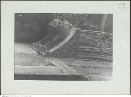 Vorderseite von Glass, Dorothy [https://www.deutsche-digitale-bibliothek.de/content/lizenzen/rv-ez/] Hauptportal - Detail: linke Konsole, bh290208_recto. Foto: Glass, Dorothy.