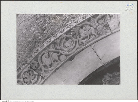 Vorderseite von Glass, Dorothy [https://www.deutsche-digitale-bibliothek.de/content/lizenzen/rv-ez/] Rechtes Nebenportal - Archivolte, Detail: rechte Seite, bh290213_recto. Foto: Glass, Dorothy.