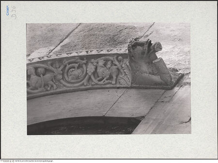 Vorderseite von Glass, Dorothy [https://www.deutsche-digitale-bibliothek.de/content/lizenzen/rv-ez/] Rechtes Nebenportal - Archivolte, Detail: rechte Seite, bh290216_recto. Foto: Glass, Dorothy.