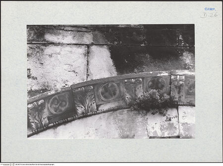 Vorderseite von Glass, Dorothy [https://www.deutsche-digitale-bibliothek.de/content/lizenzen/rv-ez/] Archivolte der rechten Arkade mit Szenen aus der Genesis in Clipei - Detail, die Ermordung Abels, bh290219_recto. Foto: Glass, Dorothy.