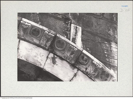 Vorderseite von Glass, Dorothy [https://www.deutsche-digitale-bibliothek.de/content/lizenzen/rv-ez/] Archivolte der rechten Arkade mit Szenen aus der Genesis in Clipei - Detail, Propheten ?, bh290220_recto. Foto: Glass, Dorothy.