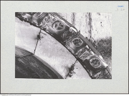 Vorderseite von Glass, Dorothy [https://www.deutsche-digitale-bibliothek.de/content/lizenzen/rv-ez/] Archivolte der rechten Arkade mit Szenen aus der Genesis in Clipei - Detail, Kain und Abel ?, bh290224_recto. Foto: Glass, Dorothy.