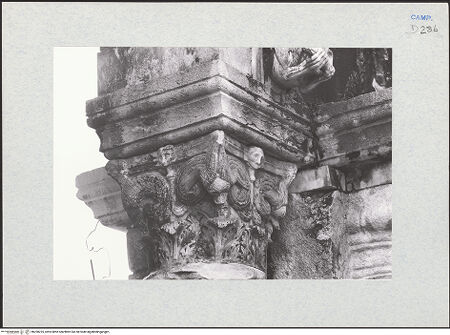 Vorderseite von Glass, Dorothy [https://www.deutsche-digitale-bibliothek.de/content/lizenzen/rv-ez/] Pfeiler und KonsolenVierter ArkadenpfeilerKapitell mit zoomorphen Motiven - Gesamtansicht, bh290225_recto. Foto: Glass, Dorothy.