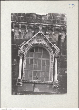 Vorderseite von Glass, Dorothy [https://www.deutsche-digitale-bibliothek.de/content/lizenzen/rv-ez/] Fassadenfenster - Gesamtansicht, bh290227_recto. Foto: Glass, Dorothy.