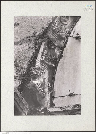 Vorderseite von Glass, Dorothy [https://www.deutsche-digitale-bibliothek.de/content/lizenzen/rv-ez/] Archivolte der rechten Arkade mit Szenen aus der Genesis in Clipei - Detail, linke Seite und Konsole, bh290228_recto. Foto: Glass, Dorothy.