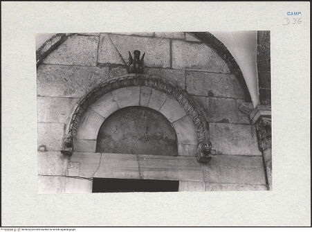 Vorderseite von Glass, Dorothy [https://www.deutsche-digitale-bibliothek.de/content/lizenzen/rv-ez/] Linkes Nebenportal - Tympanon, Archivolte, Türsturz, bh290234_recto. Foto: Glass, Dorothy.