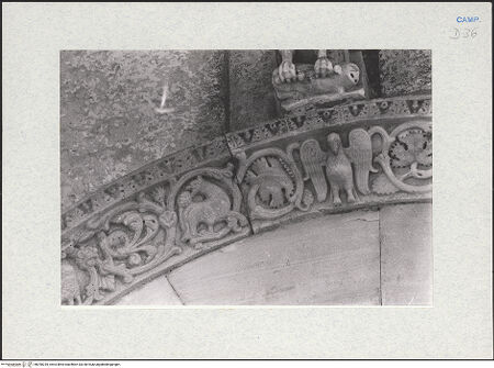 Vorderseite von Glass, Dorothy [https://www.deutsche-digitale-bibliothek.de/content/lizenzen/rv-ez/] Rechtes Nebenportal - Archivolte, Detail: mittleres Teil, bh290235_recto. Foto: Glass, Dorothy.