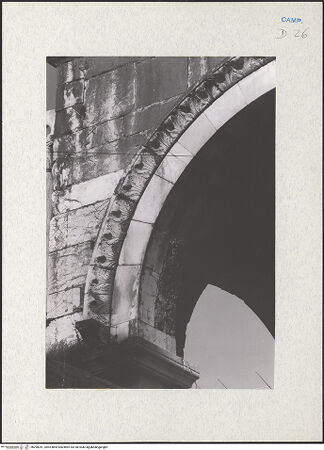 Vorderseite von Glass, Dorothy [https://www.deutsche-digitale-bibliothek.de/content/lizenzen/rv-ez/] Archivolte des Bogens - Detail, linke Seite und Konsole, bh290241_recto. Foto: Glass, Dorothy.