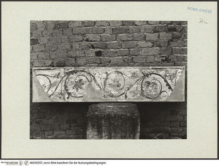 Vorderseite von Istituto Nazionale per la Grafica [https://www.deutsche-digitale-bibliothek.de/content/lizenzen/rv-ez/] Fresken - Schmales Fragment mit Ranken auf weißem Grund, bh290257_recto. Foto.