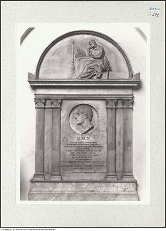Vorderseite von Courtauld Institute of Art [https://www.deutsche-digitale-bibliothek.de/content/lizenzen/rv-ez/] Grabmal des Giorgio Sicardi (gest. 1835) - Gesamtansicht, bh290490_recto. Foto.