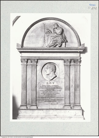 Vorderseite von Courtauld Institute of Art [https://www.deutsche-digitale-bibliothek.de/content/lizenzen/rv-ez/] Grabmal des Giorgio Sicardi (gest. 1835) - Gesamtansicht, bh290491_recto. Foto.