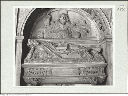 Vorderseite von Courtauld Institute, Conway Library [https://www.deutsche-digitale-bibliothek.de/content/lizenzen/rv-ez/] Grabmal des Aniello Arcamonio Borelli - Detail: Gottvater, Liegefigur und Sarkophag, bh290525_recto. Foto.