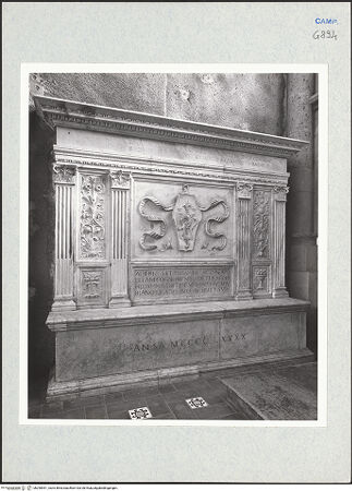 Vorderseite von Courtauld Institute, Conway Library [https://www.deutsche-digitale-bibliothek.de/content/lizenzen/rv-ez/] Grabmal der Familie Bacio - Gesamtansicht, bh290541_recto. Foto.