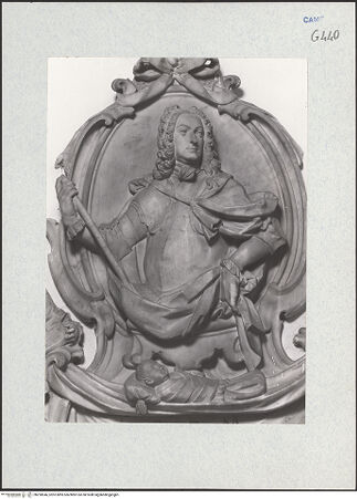 Vorderseite von Courtauld Institute of Art [https://www.deutsche-digitale-bibliothek.de/content/lizenzen/rv-ez/] Denkmal des Ettore Carafa und seiner Söhne - Detail: Porträt des Ettore Carafa, bh290546_recto. Foto.