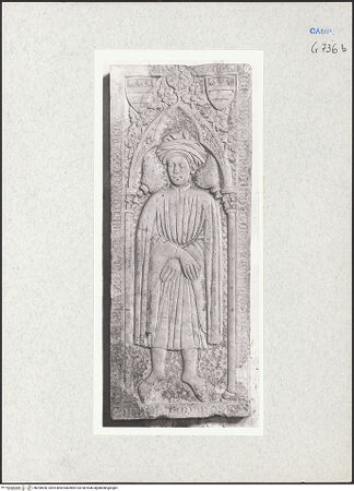 Vorderseite von Courtauld Institute of Art [https://www.deutsche-digitale-bibliothek.de/content/lizenzen/rv-ez/] Grabplatte mit Porträt des Verstorbenen in einem Bogen - Gesamtansicht, bh290550_recto. Foto.