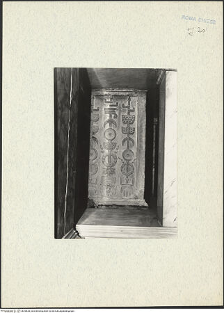 Vorderseite von Bibliotheca Hertziana [https://rightsstatements.org/page/CNE/1.0/] Stele mit Trophäenornament - , bh290638_recto. Foto.