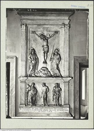 Vorderseite von ICCD [https://rightsstatements.org/page/CNE/1.0/] Altaraufbau mit Kreuzigung Christi, darunter hinzugefügte Predella mit den Heiligen Laurentius, Sebastian und Rochus - Gesamtaufnahme, bh290800_recto. Foto.