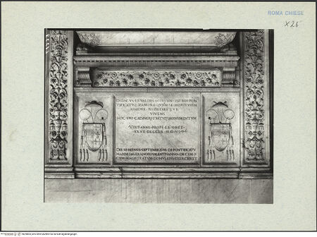 Vorderseite von ICCD [https://rightsstatements.org/page/CNE/1.0/] Grabmal des Bischofs Diego Melendes Valdes (+1506)Sarkophag mit Liegefigur - Inschrift und Wappen unter dem Sarkophag, bh290803_recto. Foto.