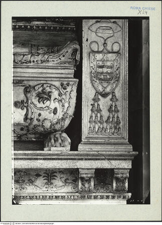 Vorderseite von ICCD [https://rightsstatements.org/page/CNE/1.0/] Grabmonument des Kardinals Juan de Melle (+1467)Sarkophag mit Liegefigur - Sarkophag, Detail und rechter Pilaster mit dem Kardinalswappen, bh290811_recto. Foto.