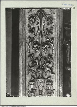 Vorderseite von ICCD [https://www.deutsche-digitale-bibliothek.de/content/lizenzen/rv-ez/] Grabmal des Bischofs Diego Melendes Valdes (+1506)Sarkophag mit Liegefigur - Detail: Ornament am linken Pilaster, bh290818_recto. Foto.