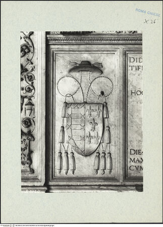 Vorderseite von ICCD [https://www.deutsche-digitale-bibliothek.de/content/lizenzen/rv-ez/] Grabmal des Bischofs Diego Melendes Valdes (+1506)Sarkophag mit Liegefigur - Detail: Wappen links von der Inschrift, bh290834_recto. Foto.