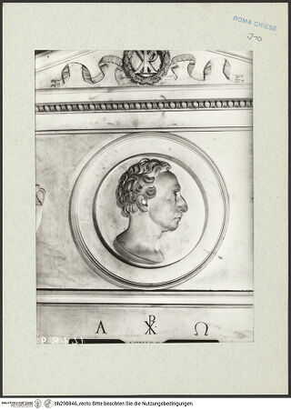 Vorderseite von ICCD [https://rightsstatements.org/page/CNE/1.0/] Grabmal des Felix de Aguirre - Detail: Medaillon mit dem Bildnis des Verstorbenen, bh290846_recto. Foto.