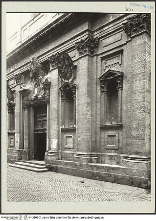 Vorderseite von Gabinetto Fotografico Nazionale [https://www.deutsche-digitale-bibliothek.de/content/lizenzen/rv-ez/] Santa Maria in Monserrato - Detail: Hauptportal und die Nischen im rechten Teil der Fassade, bh290861_recto. Foto.