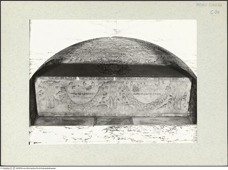 Vorderseite von ICCD (GFN) [https://www.deutsche-digitale-bibliothek.de/content/lizenzen/rv-ez/] Grab Raffaels - Gesamtansicht, bh290990_recto. Foto.