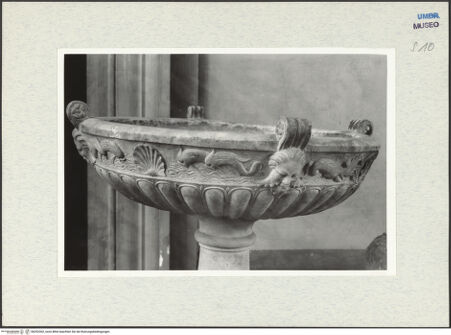 Vorderseite von Getty Research Institute [https://www.deutsche-digitale-bibliothek.de/content/lizenzen/rv-ez/] Weihwasserbecken mit dem Wappen der Familie Ricci - Detail: Bekcen, bh292302_recto. Foto: Hutzel, Max.