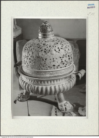 Vorderseite von Getty Research Institute [https://www.deutsche-digitale-bibliothek.de/content/lizenzen/rv-ez/] Kohlebecken mit Deckel auf drei Löwenfüßen - Gesamtansicht, bh292304_recto. Foto: Hutzel, Max.