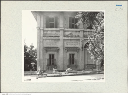 Vorderseite von Getty Research Institute [https://www.deutsche-digitale-bibliothek.de/content/lizenzen/rv-ez/] Villa FabriNordfassade - Teilansicht: drei Achsen des östlichen Fassadenabschnitts, bh292321_recto. Foto: Hutzel, Max.