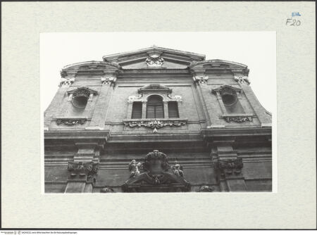 Vorderseite von Bösel, Richard [https://www.deutsche-digitale-bibliothek.de/content/lizenzen/rv-fz/] San GiorgioHauptfassade / Westfassade - Detail: Obergeschoss und Giebelzone, bh293222_recto. Foto.