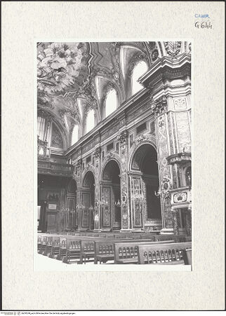 Vorderseite von Bösel, Richard [https://www.deutsche-digitale-bibliothek.de/content/lizenzen/rv-fz/] Chiesa del Gesù Vecchio - Seitenansicht in Richtung Innenfassade (Kapellen links), bh293249_recto. Foto: Bösel, Richard.