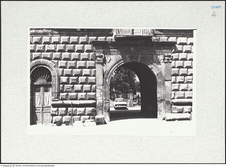 Vorderseite von Krüger, Jürgen [https://www.deutsche-digitale-bibliothek.de/content/lizenzen/rv-fz/] Palazzo del Cappellano - Fassade, Portal, bh294601_recto. Foto: Krüger, Jürgen.