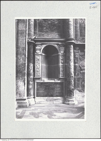 Vorderseite von Krüger, Jürgen [https://www.deutsche-digitale-bibliothek.de/content/lizenzen/rv-fz/] Nische mit Tropaion - Gesamtansicht, bh294604_recto. Foto: Krüger, Jürgen.