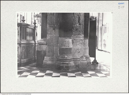 Vorderseite von Krüger, Jürgen [https://www.deutsche-digitale-bibliothek.de/content/lizenzen/rv-fz/] DuomoNordseitenschiff (linkes Seitenschiff) - Sockel des erstes Pfeilers, bh294612_recto. Foto: Krüger, Jürgen.