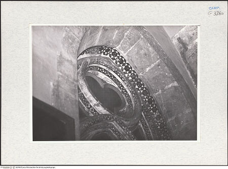 Vorderseite von Krüger, Jürgen [https://www.deutsche-digitale-bibliothek.de/content/lizenzen/rv-fz/] Santa ChiaraRechte Arkade (Südwestliche Kapellenreihe) - 8. Kapelle, Fenster, Detail, bh294625_recto. Foto: Krüger, Jürgen.