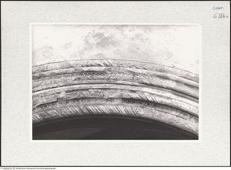 Vorderseite von Krüger, Jürgen [https://www.deutsche-digitale-bibliothek.de/content/lizenzen/rv-fz/] Santa ChiaraRechte Arkade (Südwestliche Kapellenreihe) - 10. Kapelle (Cappella dei Borboni), Eingangsbogen, Detail, bh294626_recto. Foto: Krüger, Jürgen.